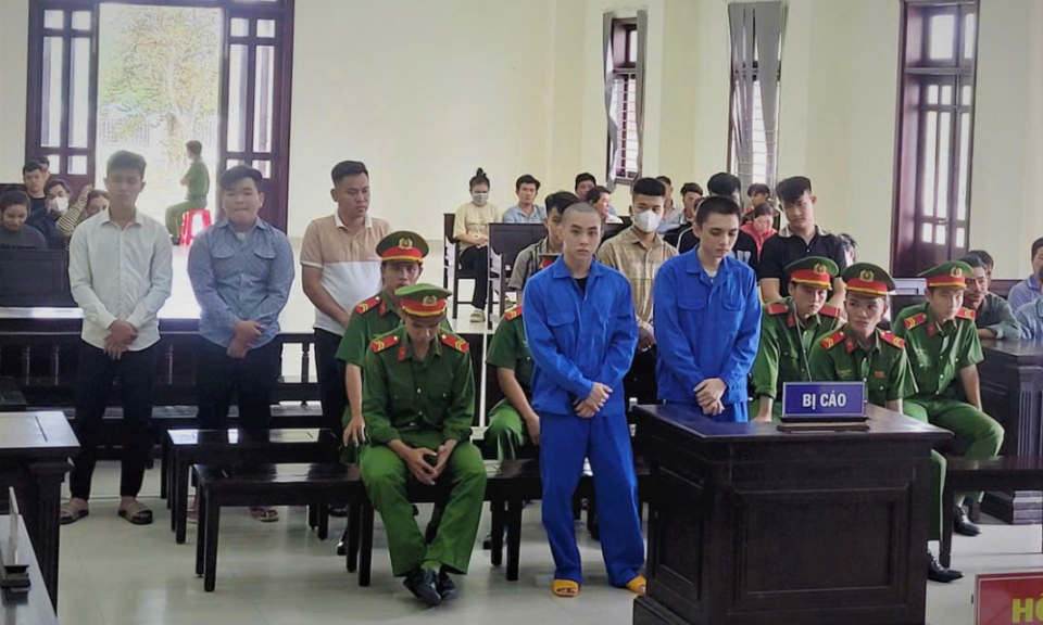 Đ&aacute;nh người đ&ograve;i nợ gi&ugrave;m trọng thương, 9 bị c&aacute;o l&atilde;nh &aacute;n