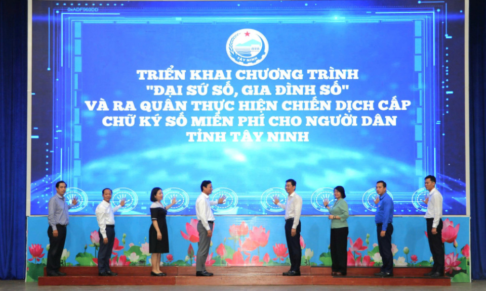 Th&uacute;c đẩy chuyển đổi số 'nhanh hơn, hiệu quả hơn, gần d&acirc;n hơn'