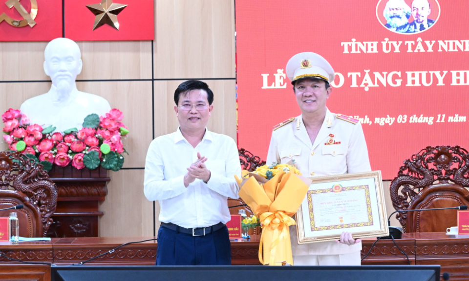Trao Huy hiệu 30 năm tuổi Đảng cho Thiếu tướng L&acirc;m Minh Hồng