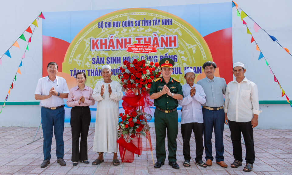 Kh&aacute;nh th&agrave;nh s&acirc;n sinh hoạt cộng đồng tặng Th&aacute;nh đường Hồi gi&aacute;o Nurul Iman