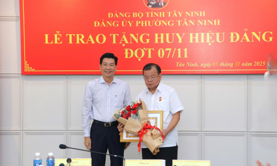 Trao tặng Huy hiệu 40 năm tuổi Đảng cho nguy&ecirc;n Chủ tịch UBND tỉnh T&acirc;y Ninh Phạm Văn T&acirc;n