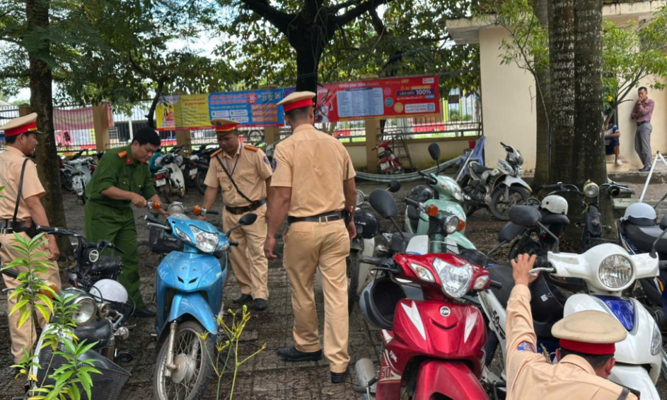 Tiếp tục ra qu&acirc;n tuần tra, kiểm so&aacute;t, xử l&yacute; vi phạm giao th&ocirc;ng đối với học sinh