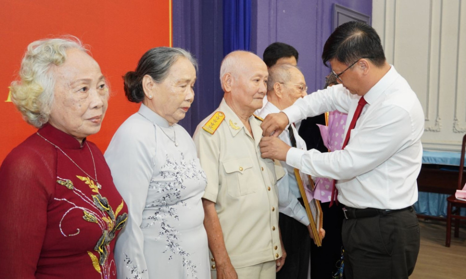 Phường T&acirc;n Ninh: Trao Huy hiệu Đảng cho 48 đảng vi&ecirc;n