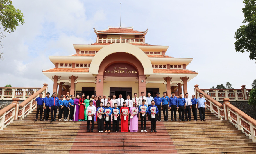 Đảng ủy x&atilde; Bến Lức kết nạp đảng vi&ecirc;n mới tại địa chỉ đỏ