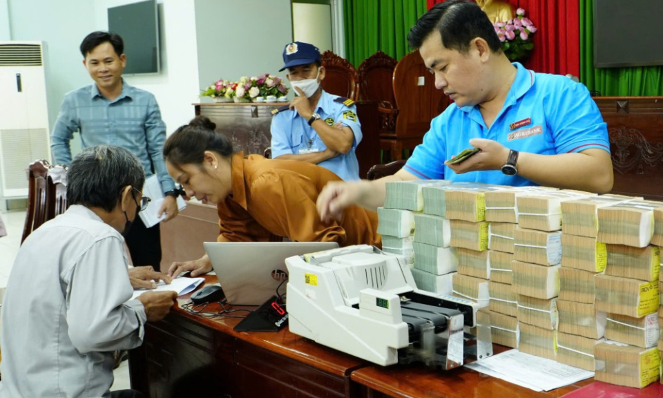 Chi trả tiền bồi thường, giải ph&oacute;ng mặt bằng dự &aacute;n Đường tỉnh 827E đoạn qua x&atilde; T&acirc;n Trụ v&agrave; V&agrave;m Cỏ