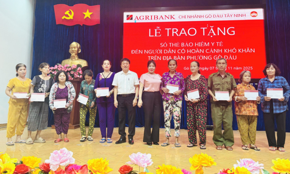 Phường G&ograve; Dầu: Tặng sổ thẻ bảo hiểm y tế cho người d&acirc;n c&oacute; ho&agrave;n cảnh kh&oacute; khăn