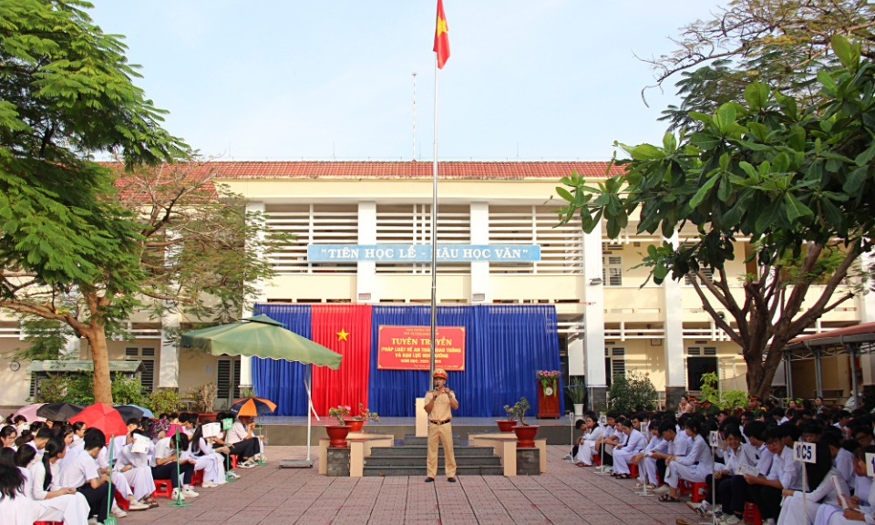 Tuy&ecirc;n truyền an to&agrave;n giao th&ocirc;ng v&agrave; ph&ograve;ng, chống bạo lực học đường cho học sinh