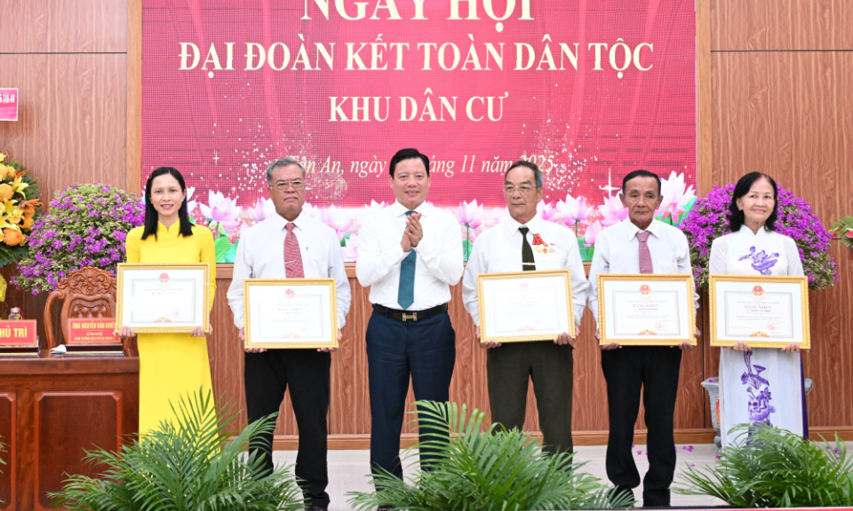 Ph&oacute; Chủ tịch UBND tỉnh Phạm Tấn H&ograve;a dự Ng&agrave;y hội Đại đo&agrave;n kết to&agrave;n d&acirc;n tộc tại phường T&acirc;n An