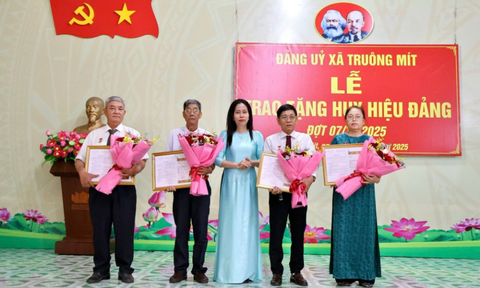Đảng ủy x&atilde; Tru&ocirc;ng M&iacute;t trao Huy hiệu Đảng cho 6 đảng vi&ecirc;n