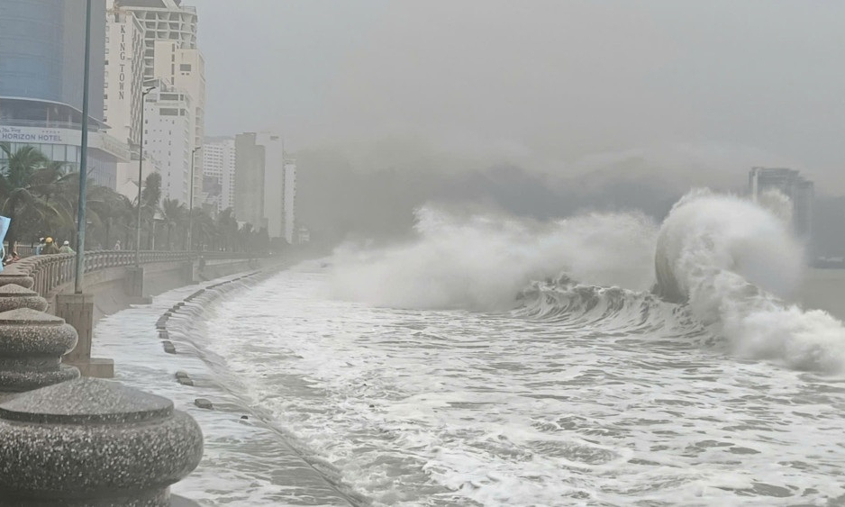 Thời tiết h&ocirc;m nay 12/11: B&atilde;o Phượng Ho&agrave;ng ra khỏi Biển Đ&ocirc;ng, đất liền nắng r&aacute;o