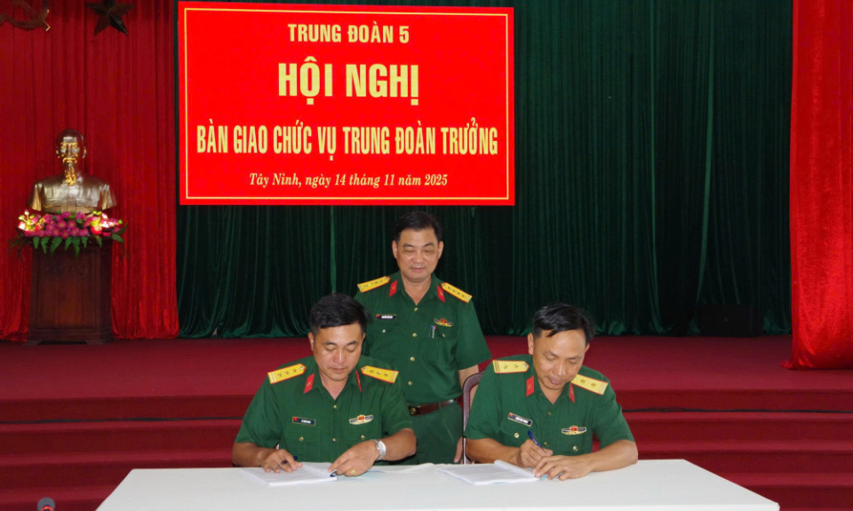 B&agrave;n giao chức vụ Trung đo&agrave;n trưởng Trung đo&agrave;n 5