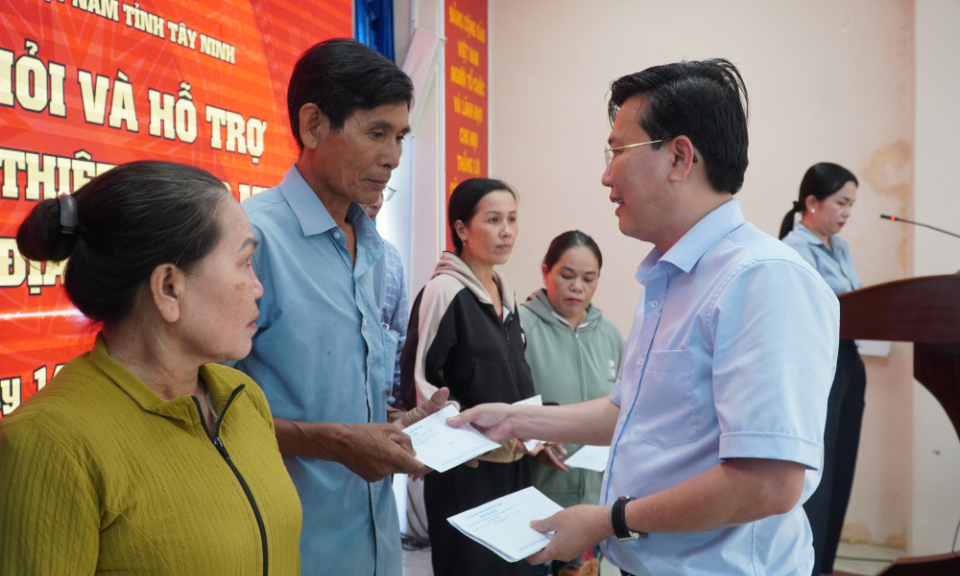 Ph&oacute; B&iacute; thư Tỉnh ủy Nguyễn Thanh Hải thăm hỏi c&aacute;c hộ d&acirc;n bị thiệt hại do mưa lớn, lũ g&acirc;y ra