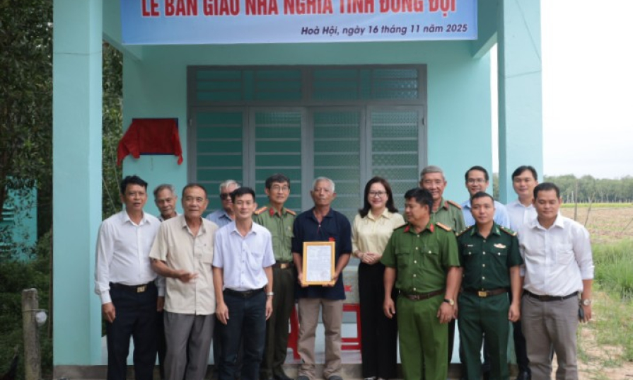 C&ocirc;ng an tỉnh T&acirc;y Ninh trao nh&agrave; Nghĩa t&igrave;nh đồng đội tại x&atilde; H&ograve;a Hội