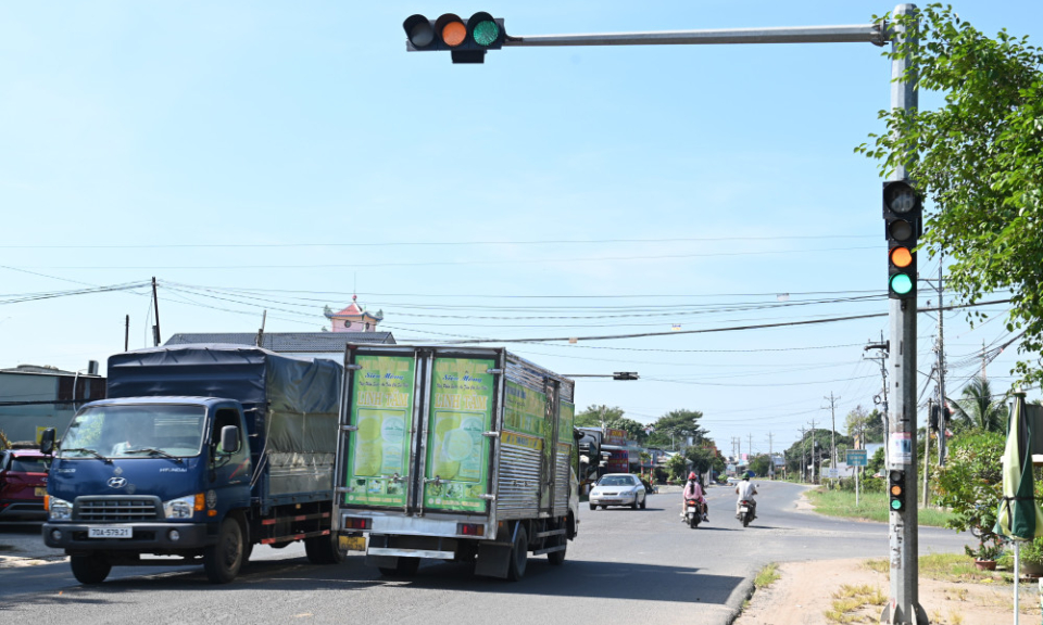 Bất thường đ&egrave;n t&iacute;n hiệu giao th&ocirc;ng ở ng&atilde; ba Sơn Đ&igrave;nh