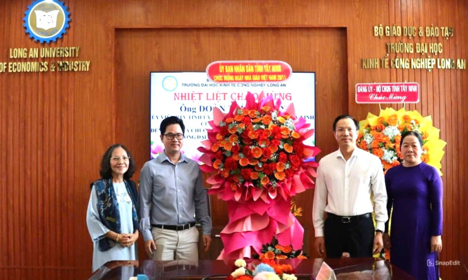 Ph&oacute; Chủ tịch UBND tỉnh T&acirc;y Ninh Đo&agrave;n Trung Ki&ecirc;n ch&uacute;c mừng Ng&agrave;y Nh&agrave; gi&aacute;o Việt Nam