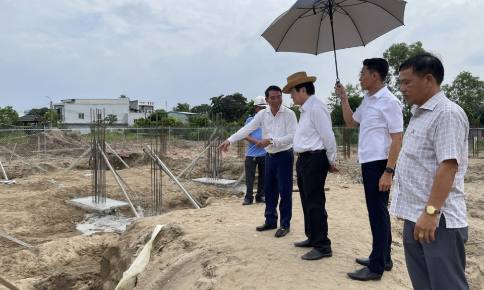 Nguy&ecirc;n Chủ tịch nước Trương Tấn Sang khảo s&aacute;t tiến độ x&acirc;y dựng Trường THCS V&otilde; Văn Tần 