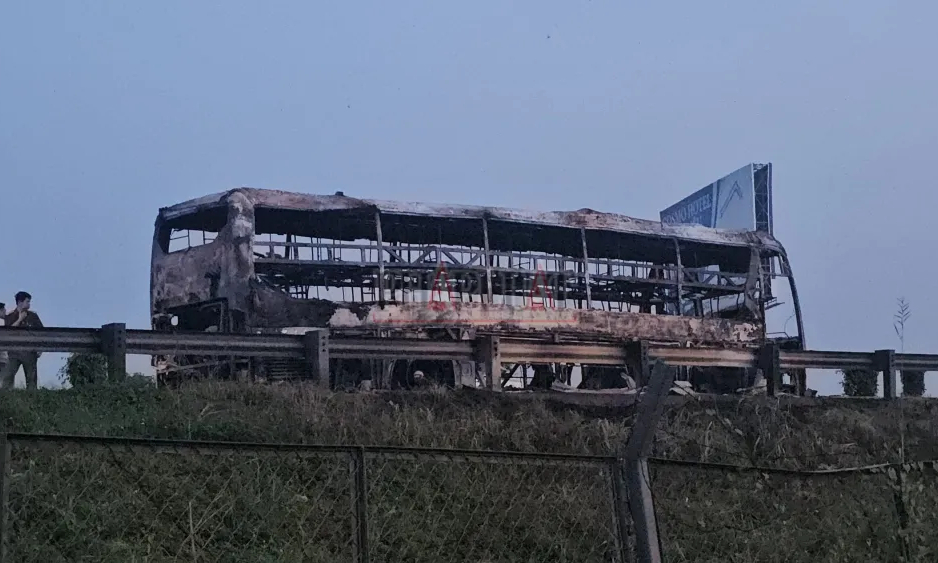 Ch&aacute;y xe kh&aacute;ch tr&ecirc;n cao tốc TP.Hồ Ch&iacute; Minh &ndash; Trung Lương, 10 h&agrave;nh kh&aacute;ch kịp tho&aacute;t nạn