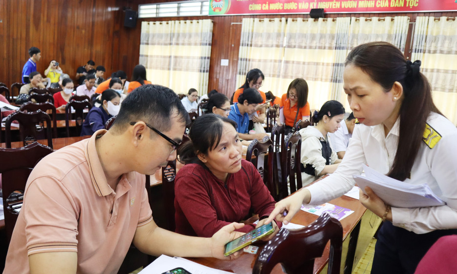 Thuế cơ sở 2 tỉnh T&acirc;y Ninh tổ chức hội nghị triển khai chuyển đổi hộ kinh doanh kho&aacute;n thuế sang k&ecirc; khai