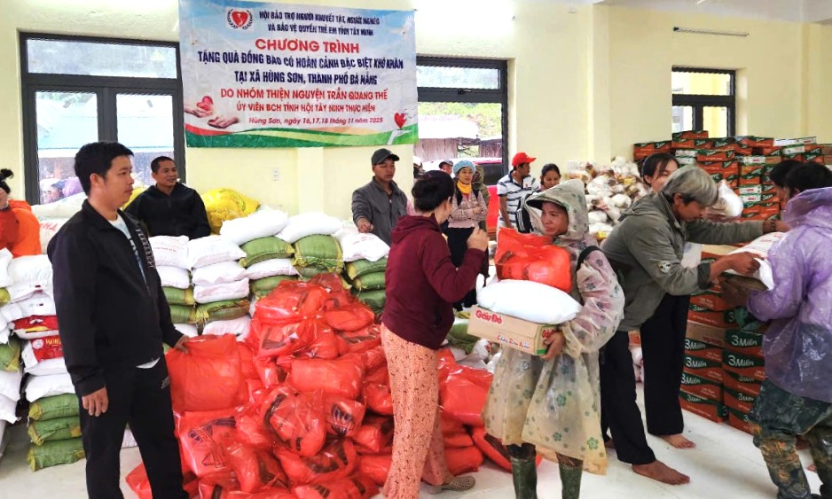 Trao tặng 520 suất qu&agrave; v&agrave; m&aacute;y ph&aacute;t điện cho người d&acirc;n Quảng Nam