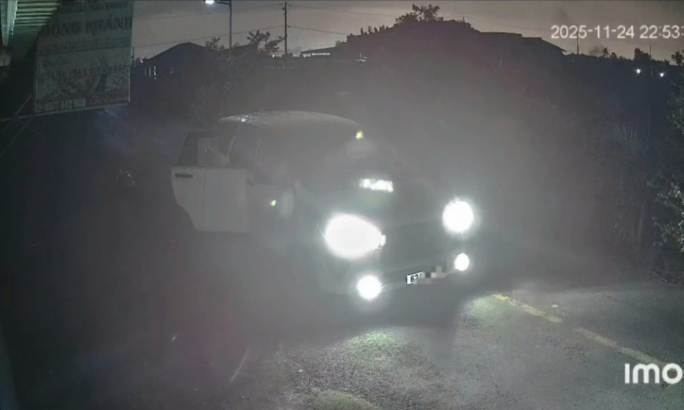 Điều tra vụ d&ugrave;ng xe &ocirc; t&ocirc; đi trộm ch&oacute; trong đ&ecirc;m