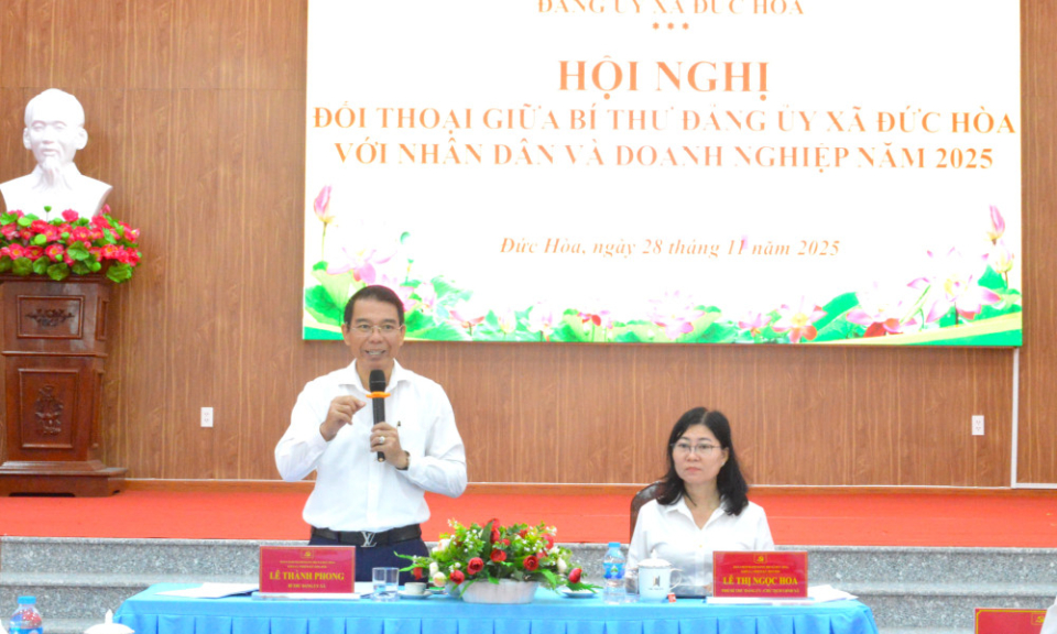 B&iacute; thư Đảng ủy x&atilde; Đức H&ograve;a đối thoại với Nh&acirc;n d&acirc;n v&agrave; doanh nghiệp li&ecirc;n qu&acirc;n đến thủ tục h&agrave;nh ch&iacute;nh