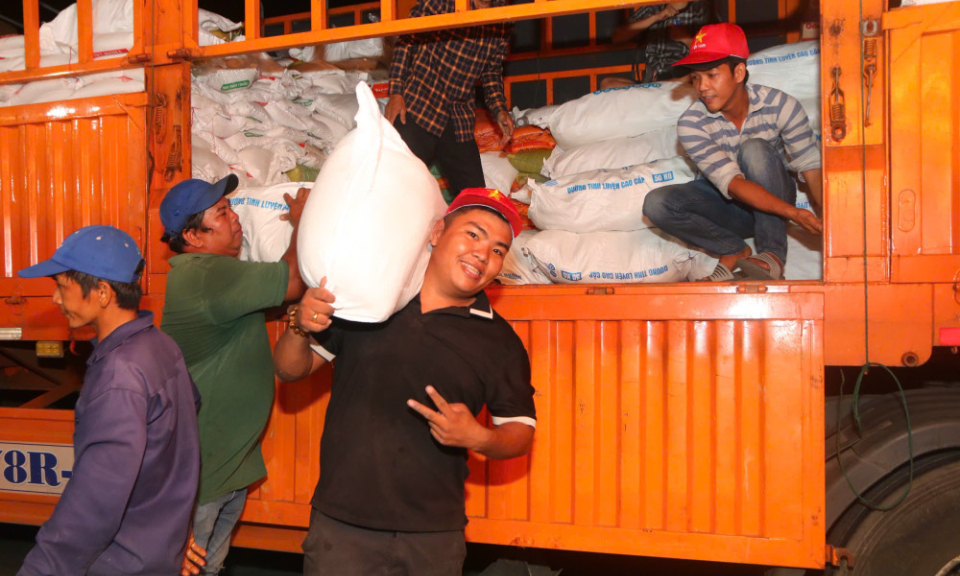 Những chuyến xe chở đầy y&ecirc;u thương