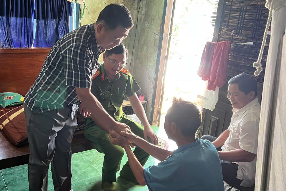 Chủ tịch UBND phường La Văn Dân thăm hỏi, động viên và hỗ trợ nạn nhân bị tai nạn giao thông