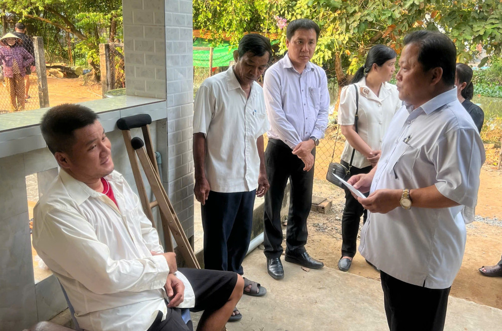 Phó Chủ tịch UBND phường Lê Tấn Lộc thăm hỏi, động viên và hỗ trợ nạn nhân bị tai nạn giao thông