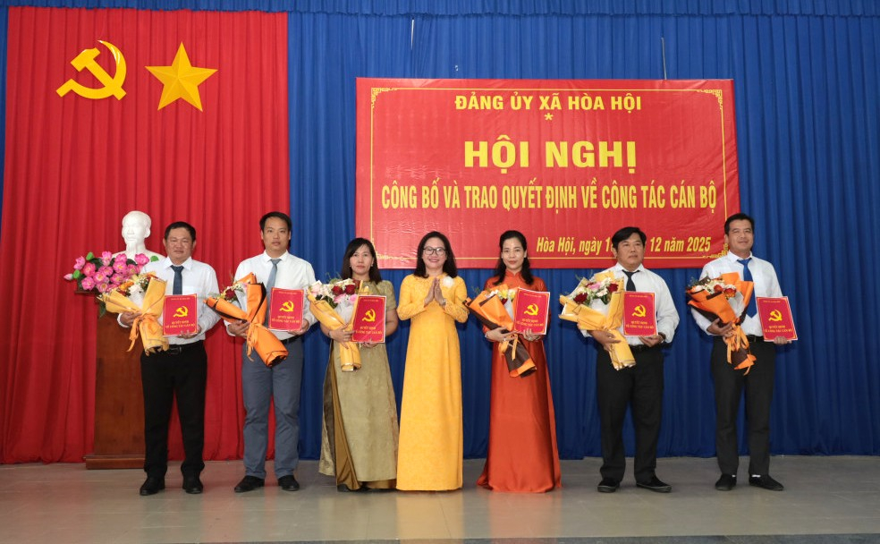 Bí thư Đảng uỷ, Chủ tịch HĐND xã Hoà Hội Nguyễn Thị Thanh Sơn trao quyết định và tặng hoa chúc mừng các đồng chí được nhận nhiệm vụ mới