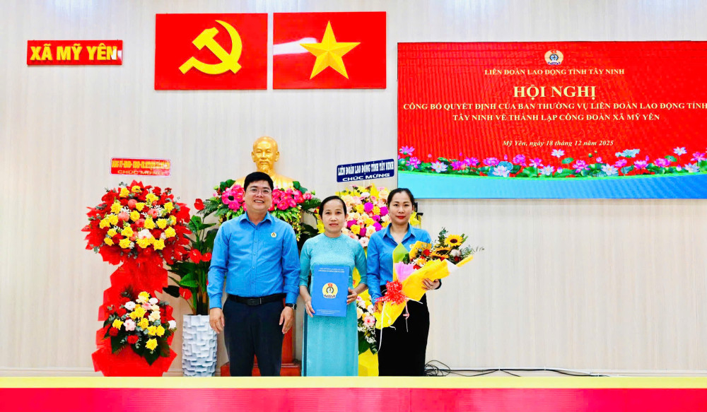 Lãnh đạo Liên đoàn Lao động tỉnh trao quyết định thành lập Công đoàn xã Mỹ Yên