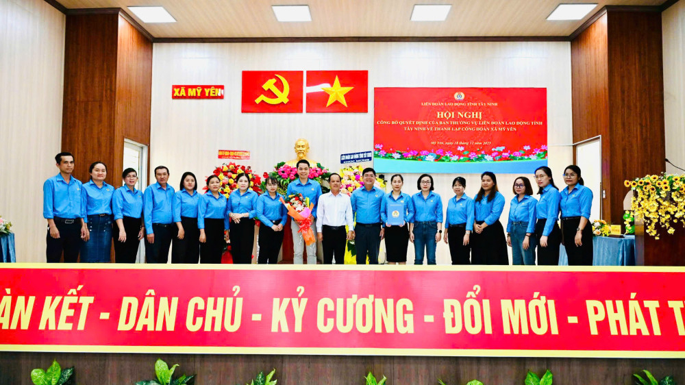 Ủy viên Ban Chấp hành, Ủy viên Ban Thường vụ, Ủy viên Ủy ban Kiểm tra Công đoàn xã Mỹ Yên nhận quyết định và ra mắt tại Hội nghị