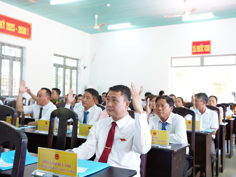 Đại biểu Hội đồng Nhân dân xã Phước Vinh biểu quyết thông qua nghị quyết tại kỳ họp thứ 4