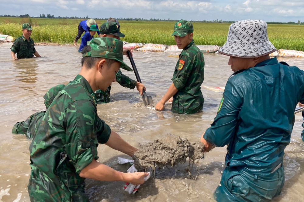 Dù phải trầm mình dưới nước lạnh nhưng với mỗi người chiến sĩ, đó là mệnh lệnh từ trái tim, luôn sẵn sàng tham gia giúp đỡ Nhân dân