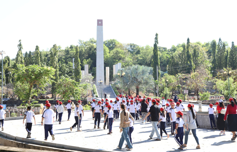 Đông đảo học sinh đến viếng nghĩa trang