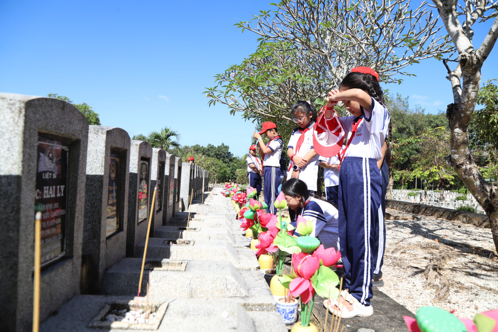 Các em học sinh thắp hương, tưởng nhớ công ơn các thầy cô đã ngã xuống