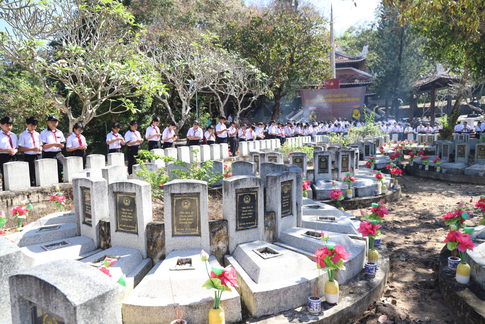 Rất nhiều ngôi mộ chưa có thông tin tại Nghĩa trang liệt sĩ Đồi 82