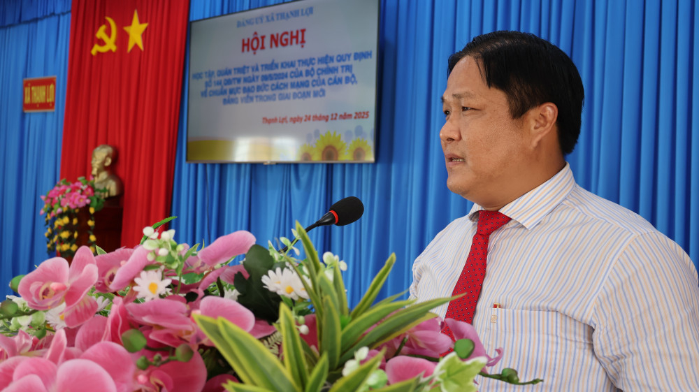 Bí thư Đảng ủy xã Phan Văn Cường phát biểu tại hội nghị