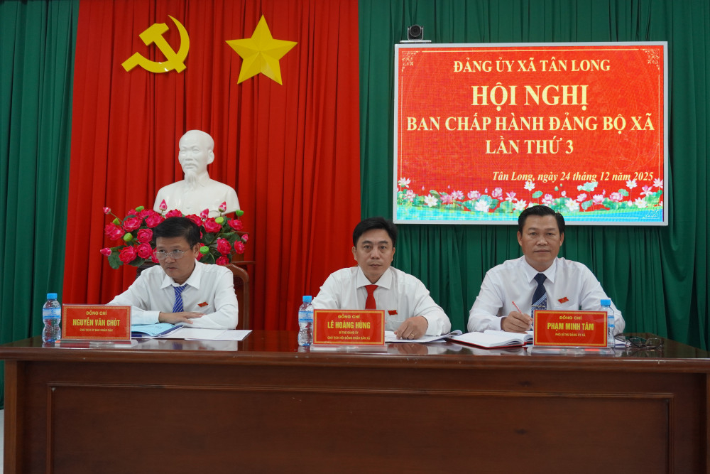 Các đồng chí Thường trực Đảng ủy xã chủ trì hội nghị