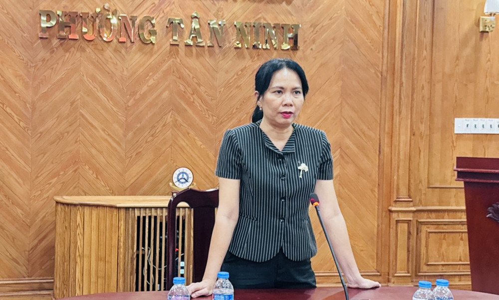 Chủ tịch UBND phường Nguyễn Thị Hoàng Oanh phát biểu tại buổi trao quyết định