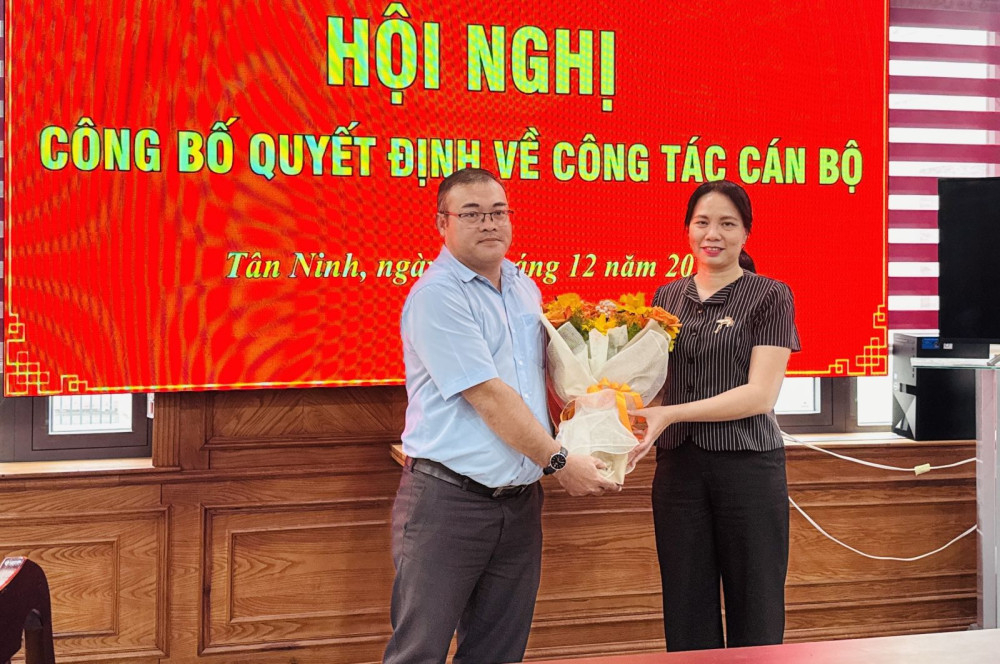 Chủ tịch UBND phường Nguyễn Thị Hoàng Oanh trao quyết định bổ nhiệm và tặng hoa chúc mừng Giám đốc Trung tâm Phục vụ hành chính công phường Huỳnh Thanh Nhã