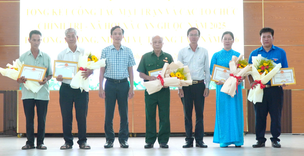 Lãnh đạo xã tặng giấy khen và hoa cho 5 tập thể đạt thành tích tiêu biểu trong công tác Mặt trận, Đoàn Thanh niên, Hội Liên hiệp Phụ nữ, Hội Nông dân và Hội Cựu chiến binh năm 2025