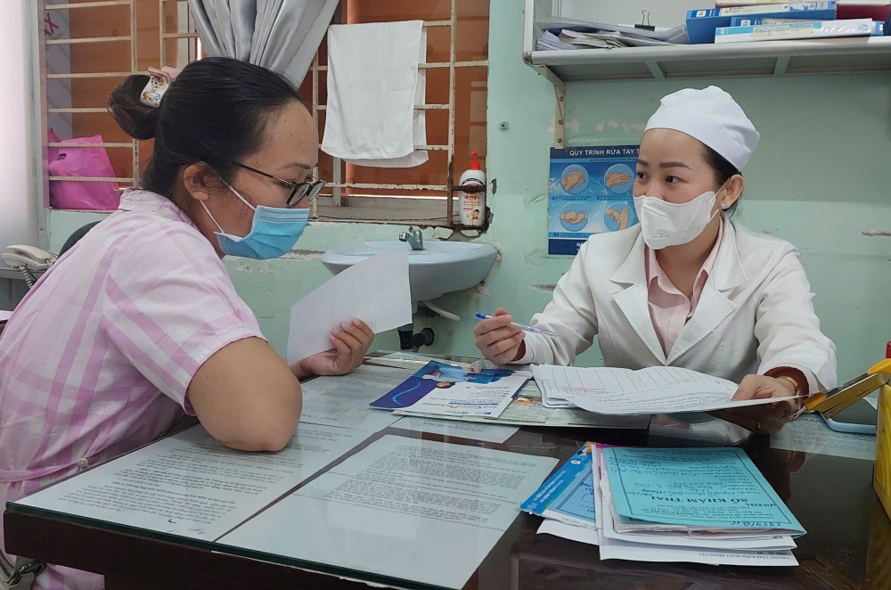 Phụ nữ mang thai được tư vấn xét nghiệm các bệnh lây truyền từ mẹ sang con