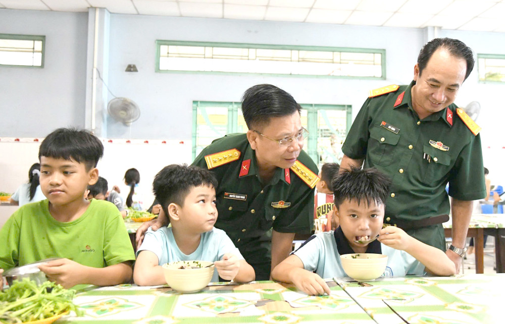 Đại tá Nguyễn Thanh Phong – Chính ủy Bộ Chỉ huy Quân sự tỉnh và Thượng tá Ngô Khánh – Phó Chính ủy Bộ Chỉ huy Quân sự tỉnh ân cần thăm hỏi các em