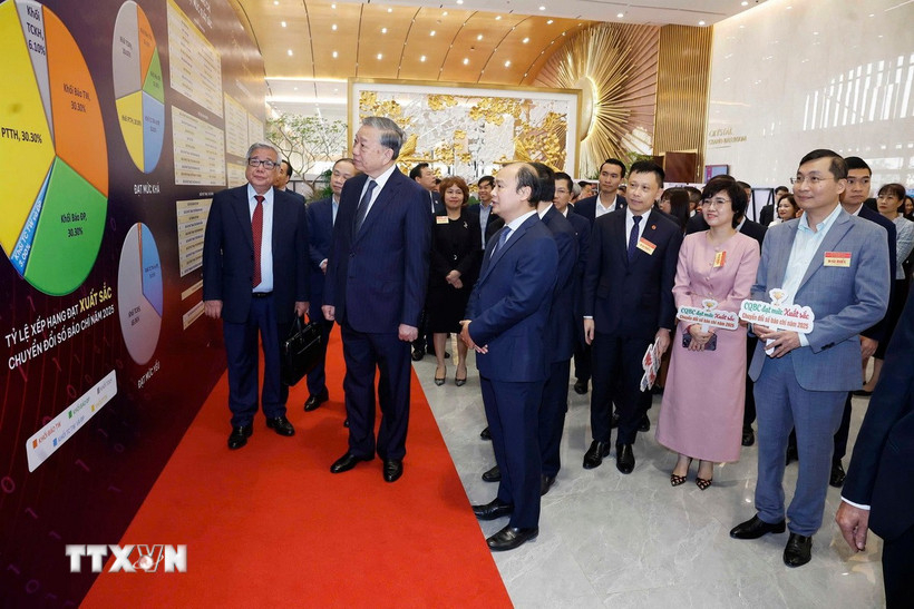 Tổng Bí thư Tô Lâm tham quan không gian trưng bày thành tựu chuyển đổi số trong báo chí tại Hội nghị tổng kết công tác tuyên giáo và dân vận năm 2025, triển khai nhiệm vụ năm 2026. (Ảnh: Thống Nhất/TTXVN)