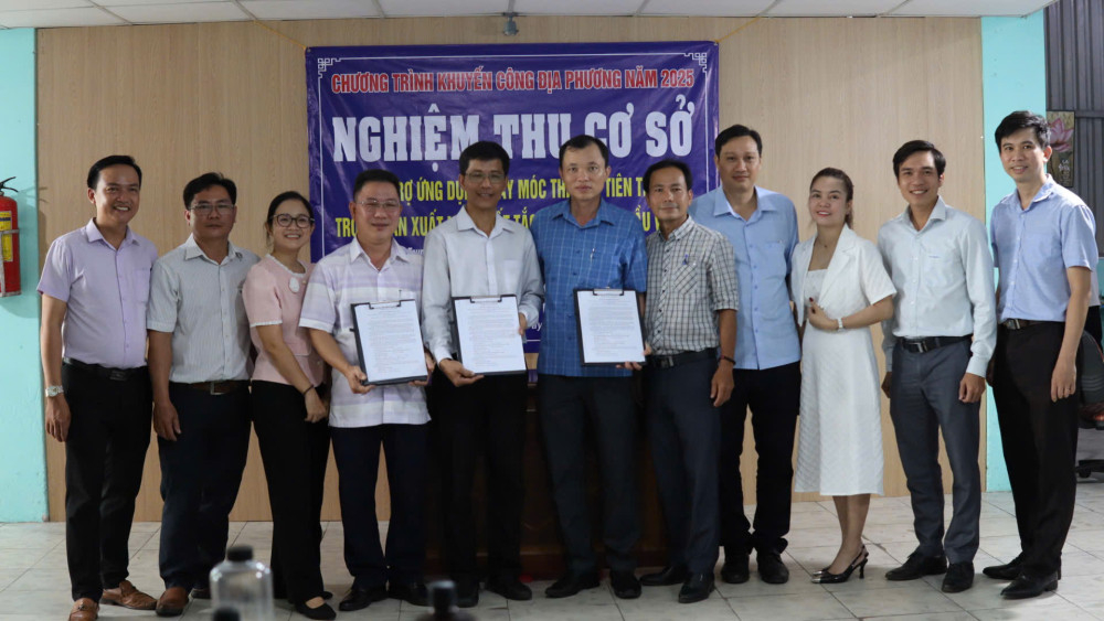 Lãnh đạo Trung tâm Khuyến công và Xúc tiến thương mại (Sở Công Thương) cùng UBND xã Tầm Vu, đơn vị thụ hưởng ký biên bản nghiệm thu đề án