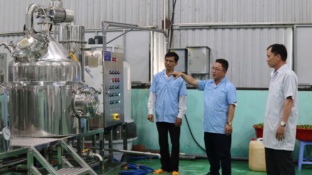 Đại biểu tham quan thiết bị mới được đầu tư