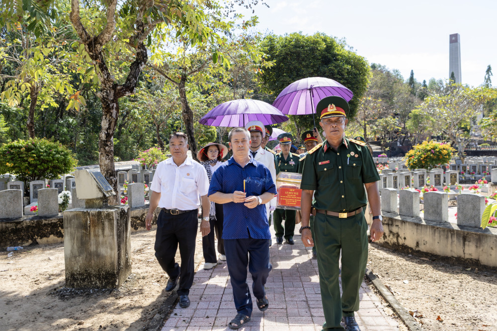 Hài cốt liệt sĩ Lê Hữu Tuệ được đưa về quê nhà an táng