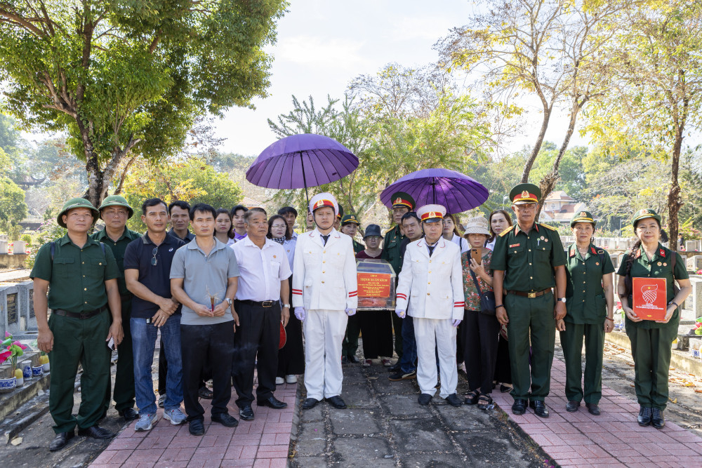 Tiễn đưa hài cốt liệt sĩ Trịnh Xuân Kích về an táng tại quê nhà