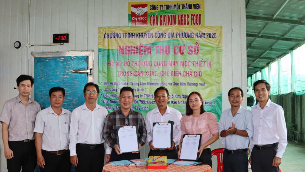 Đại biểu ký kết biên bản nghiệm thu đề án khuyến công địa phương tại Công ty chả giò Kim Ngọc Food