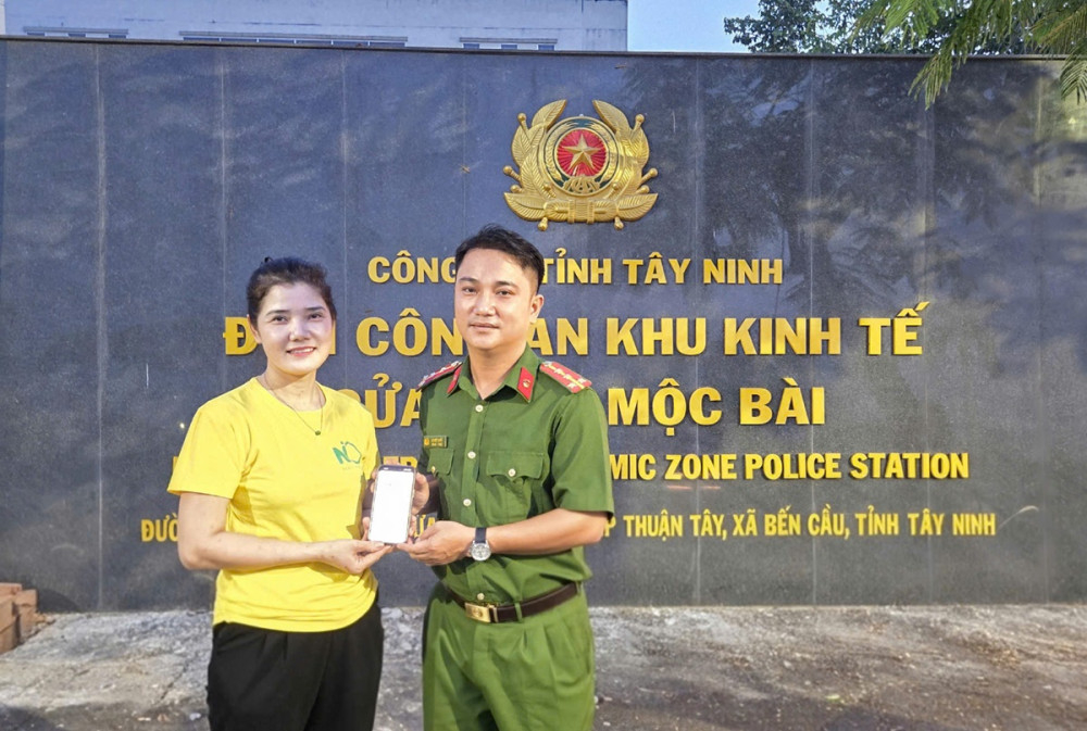 Được sự hỗ trợ của lực lượng Công an, chị Nguyễn Thị Hương nhận lại số tiền đã chuyển khoản nhầm (ảnh: Thế Nguyễn)